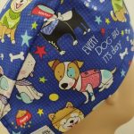 Touca fita animais Cães e ossos em fundo azul