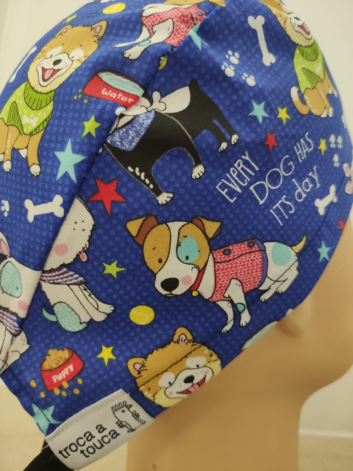 FANIMAIS17 Touca fita animais Cães e ossos em fundo azul