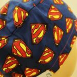 Touca elástico super-heróis. DC. Super-homem logo.