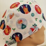 Touca fita Natal. Rudolfo e motivos de Natal em fundo branco.