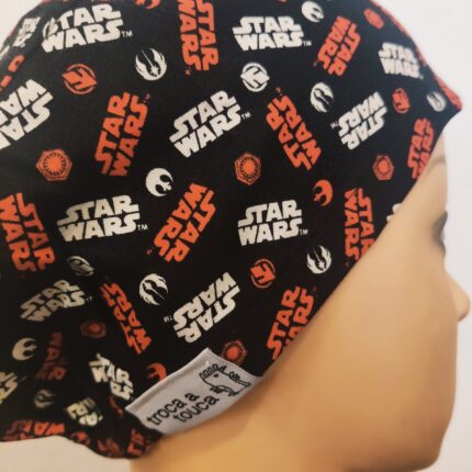 Touca elástico filmes e séries. Star Wars Logo fundo preto.