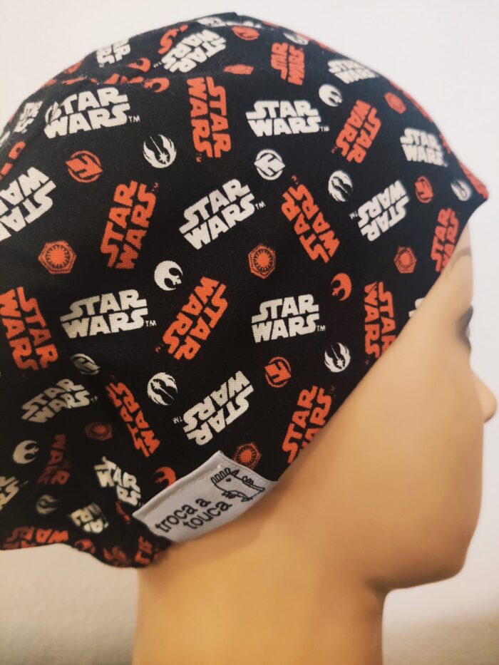 Touca elástico filmes e séries. Star Wars Logo fundo preto.