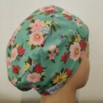 Touca cirúrgica floral elástico.