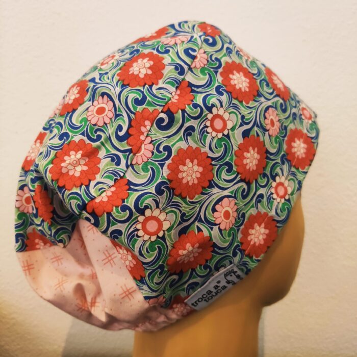 Touca cirúrgica floral elástico.