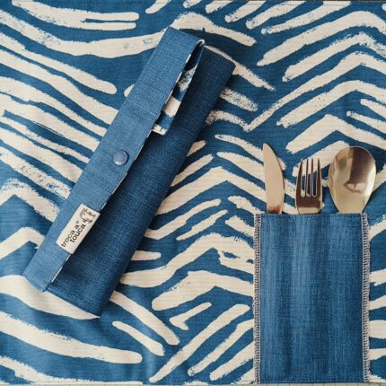 Individual resinado com azul.